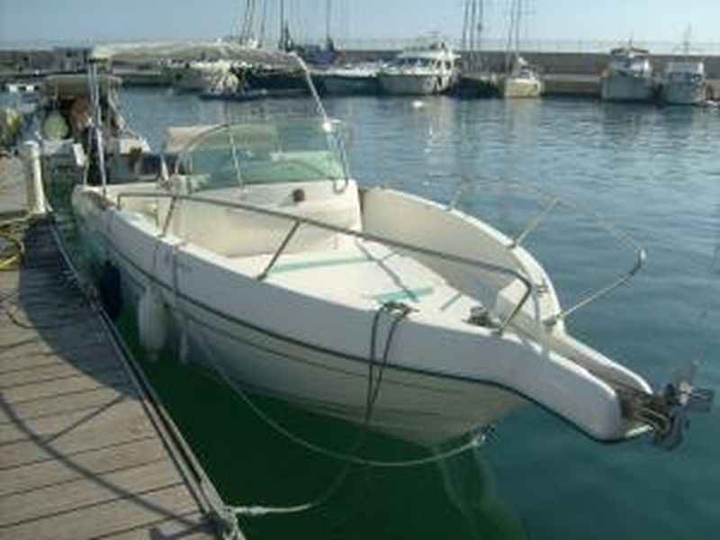 Bleu  Calanque vous propose le bateau Cap Camarat 705